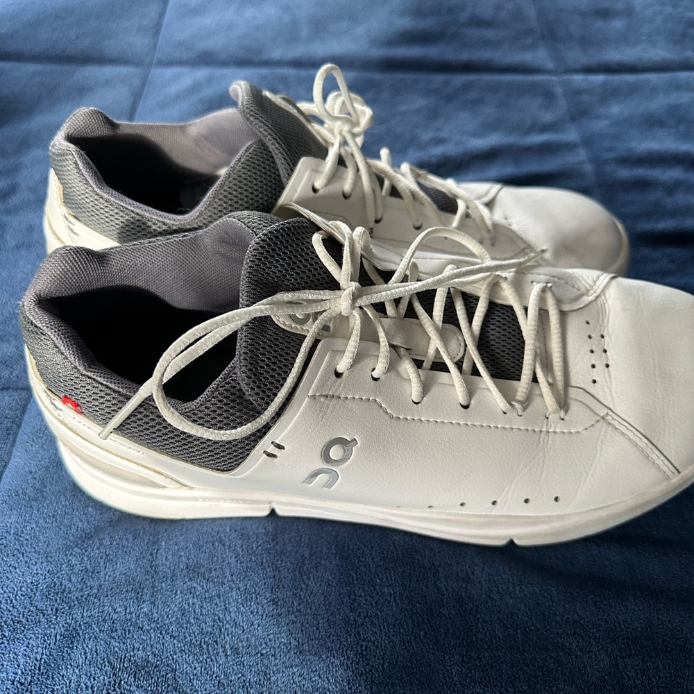 OnCloud The Roger Athletic Shoes. White and Gray, Size 8